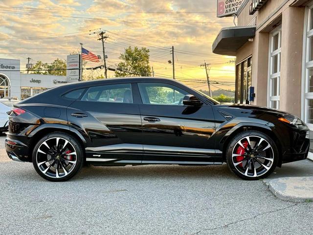 Photo of 2024 Black Lamborghini Urus