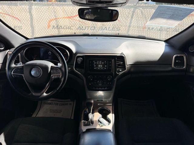 Photo of 2017 Diamond Black Crystal Pearlcoat Jeep Grand Cherokee
