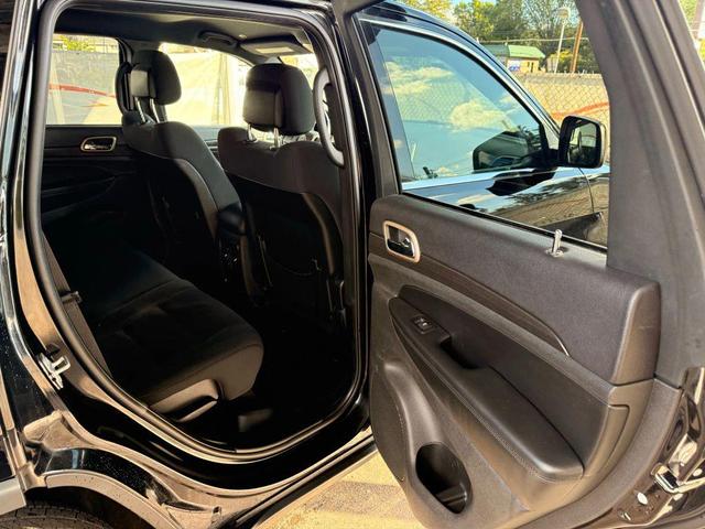 Photo of 2017 Diamond Black Crystal Pearlcoat Jeep Grand Cherokee