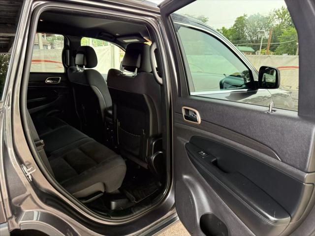 Photo of 2017 Granite Crystal Metallic Clearcoat Jeep Grand Cherokee