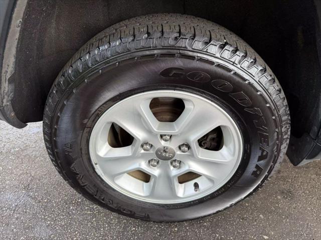 Photo of 2017 Granite Crystal Metallic Clearcoat Jeep Grand Cherokee