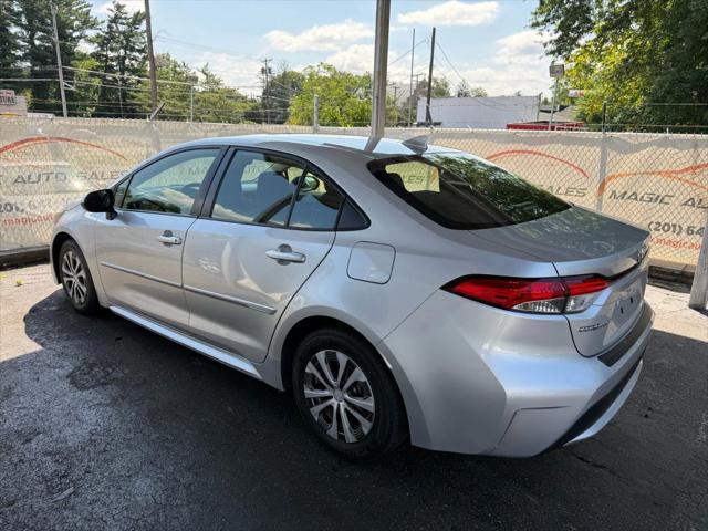 Photo of 2022 Classic Silver Metallic Toyota Corolla Hybrid
