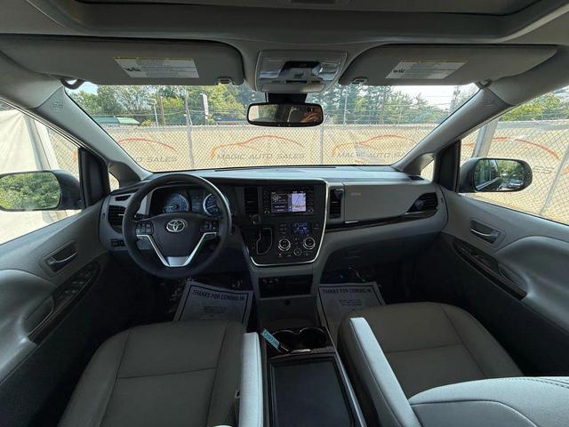 Photo of 2018 Midnight Black Metallic Toyota Sienna