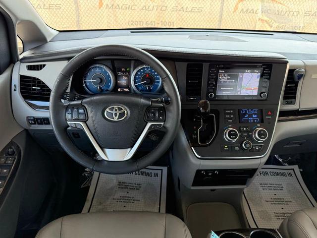 Photo of 2018 Midnight Black Metallic Toyota Sienna