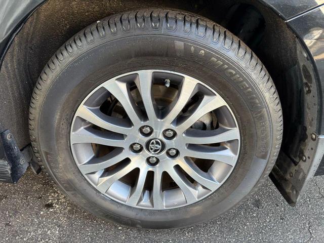 Photo of 2018 Midnight Black Metallic Toyota Sienna