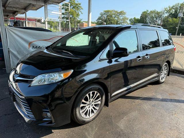 Photo of 2018 Midnight Black Metallic Toyota Sienna