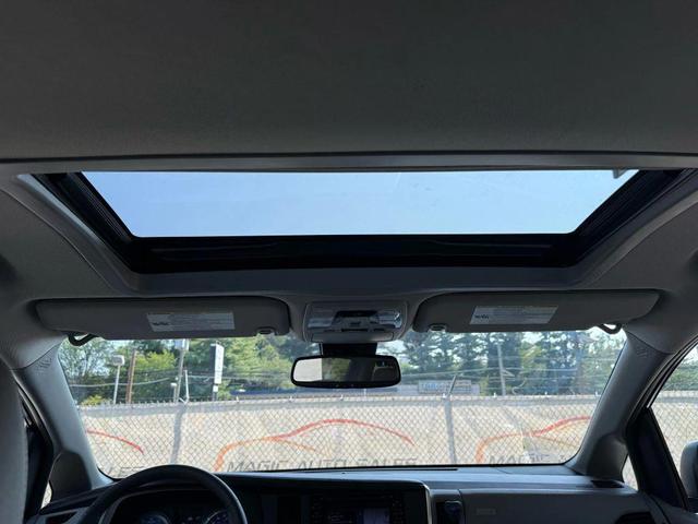 Photo of 2018 Midnight Black Metallic Toyota Sienna