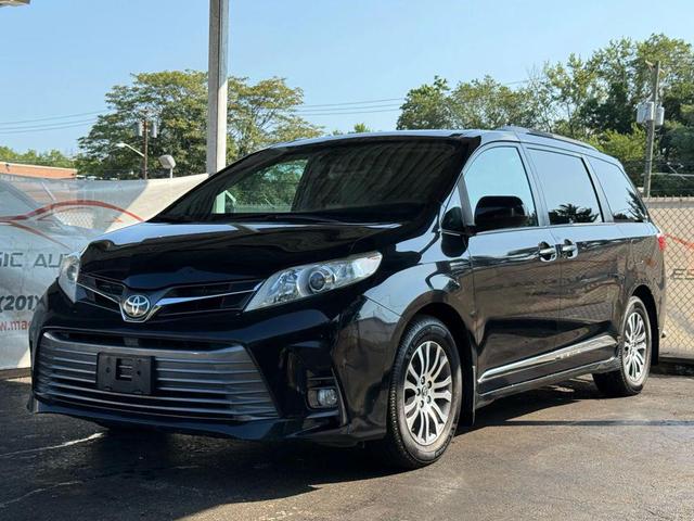Photo of 2018 Midnight Black Metallic Toyota Sienna