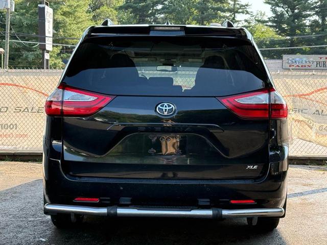 Photo of 2018 Midnight Black Metallic Toyota Sienna