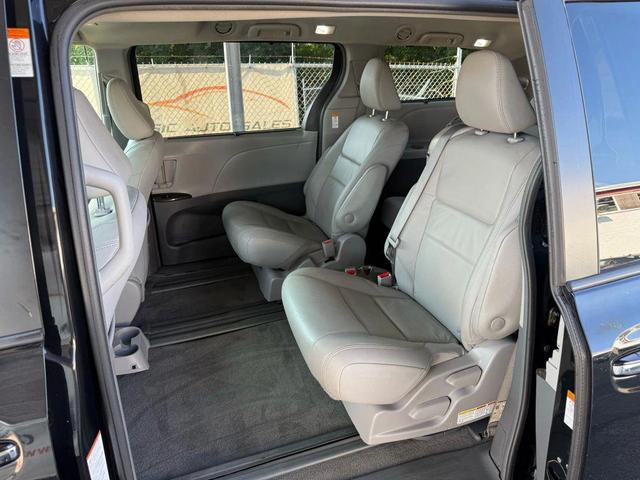 Photo of 2018 Midnight Black Metallic Toyota Sienna