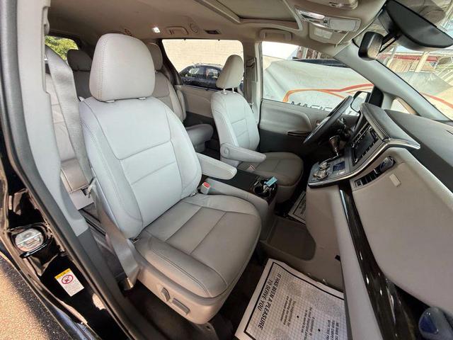 Photo of 2018 Midnight Black Metallic Toyota Sienna