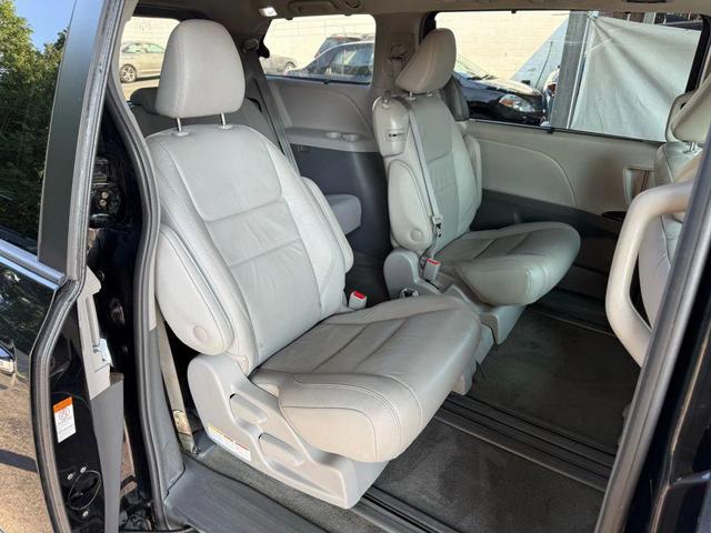 Photo of 2018 Midnight Black Metallic Toyota Sienna