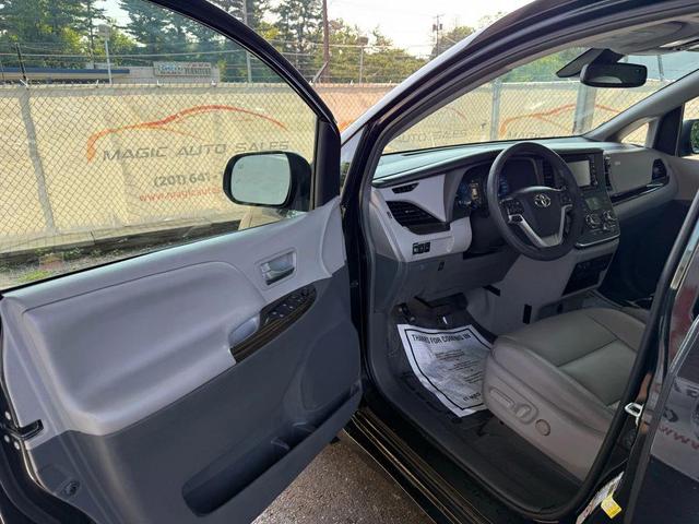 Photo of 2018 Midnight Black Metallic Toyota Sienna
