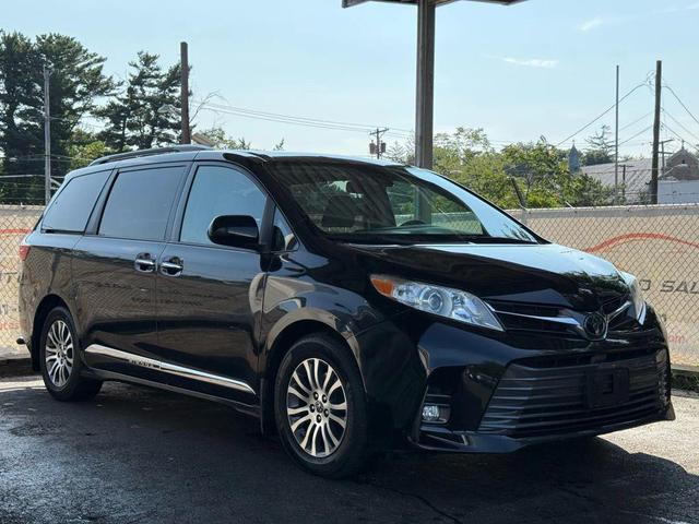 Photo of 2018 Midnight Black Metallic Toyota Sienna
