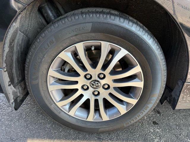 Photo of 2018 Midnight Black Metallic Toyota Sienna