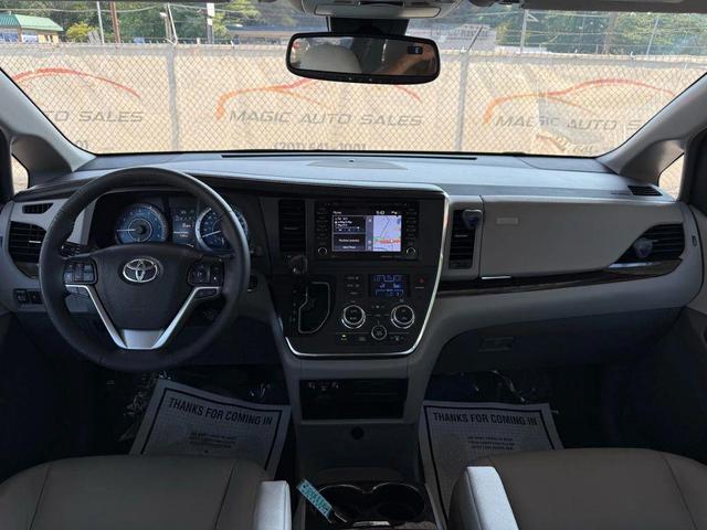 Photo of 2018 Midnight Black Metallic Toyota Sienna