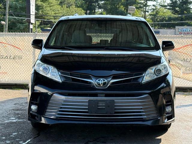 Photo of 2018 Midnight Black Metallic Toyota Sienna