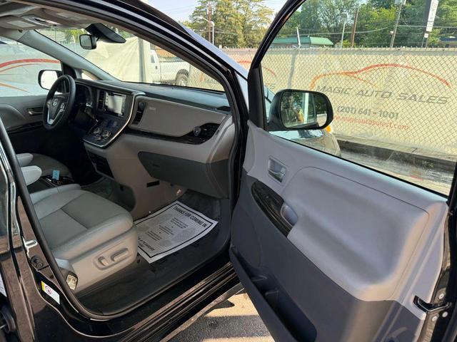 Photo of 2018 Midnight Black Metallic Toyota Sienna