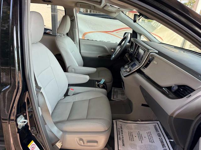 Photo of 2018 Midnight Black Metallic Toyota Sienna