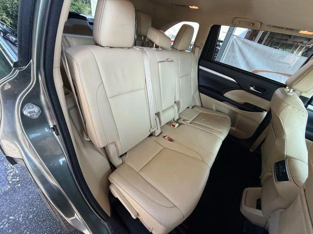 Photo of 2017 Alumina Jade Metallic Toyota Highlander