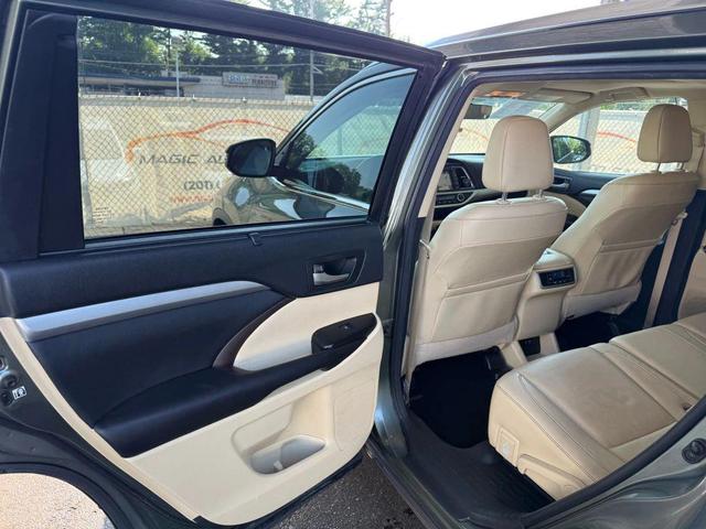 Photo of 2017 Alumina Jade Metallic Toyota Highlander