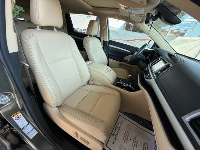 Photo of 2017 Alumina Jade Metallic Toyota Highlander