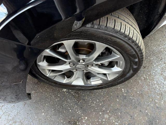 Photo of 2021 Diamond Black Crystal Pearlcoat Jeep Grand Cherokee