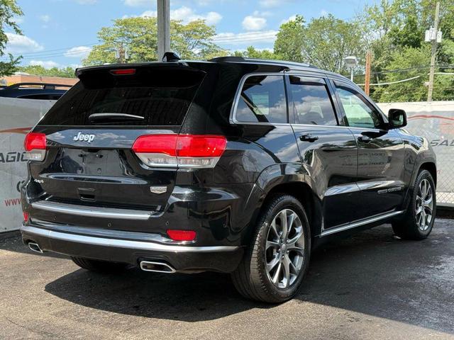 Photo of 2021 Diamond Black Crystal Pearlcoat Jeep Grand Cherokee