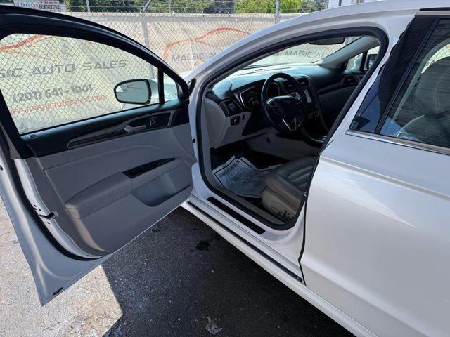 Photo of 2017 White Ford Fusion