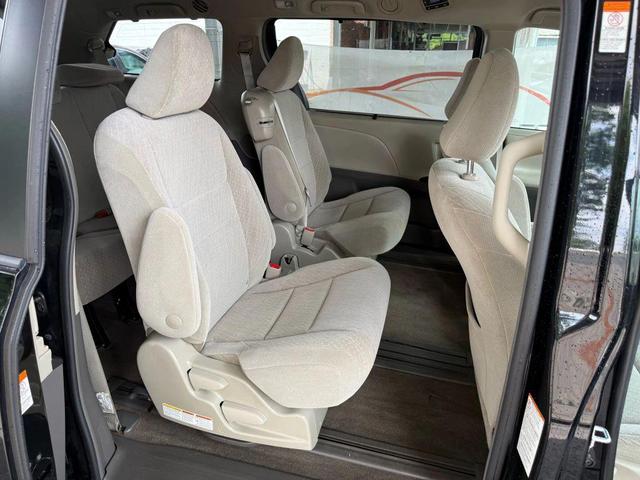 Photo of 2018 Midnight Black Metallic Toyota Sienna