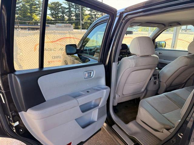 Photo of 2015 Crystal Black Pearl Honda Pilot