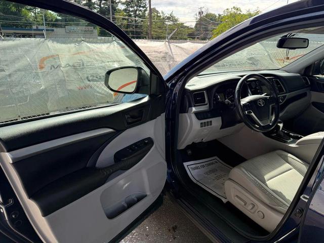 Photo of 2015 Blue Toyota Highlander