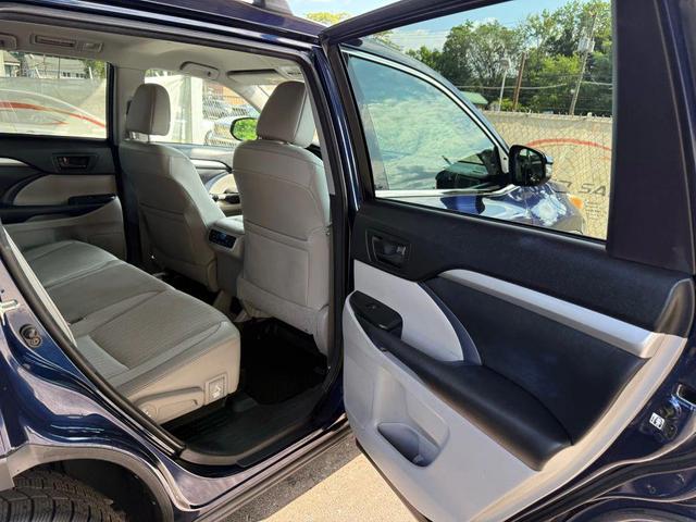 Photo of 2015 Blue Toyota Highlander