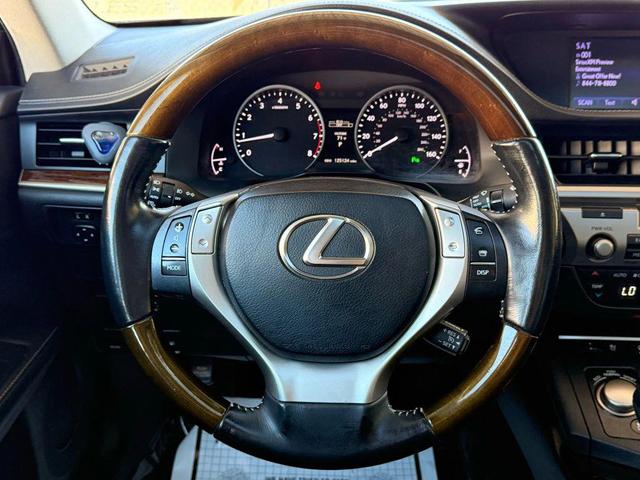 Photo of 2013 Silver Lining Metallic Lexus ES 350