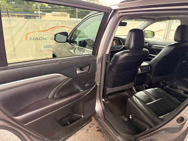 Photo of 2017 Predawn Gray Mica Toyota Highlander