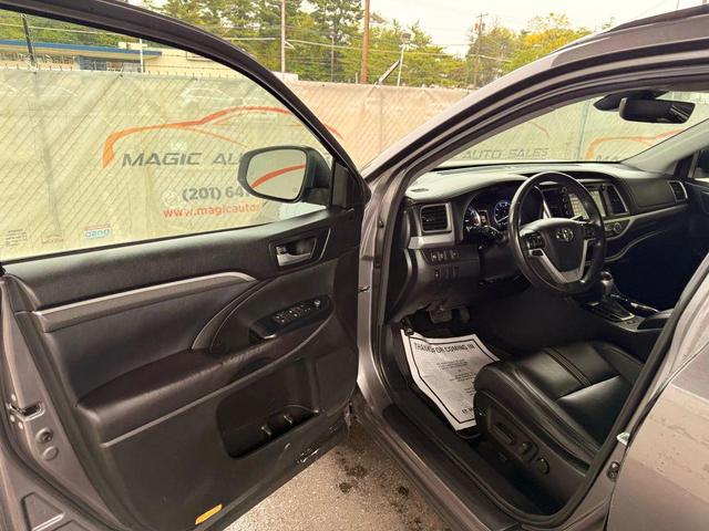 Photo of 2017 Predawn Gray Mica Toyota Highlander