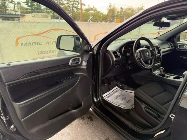 Photo of 2019 Diamond Black Crystal Pearlcoat Jeep Grand Cherokee