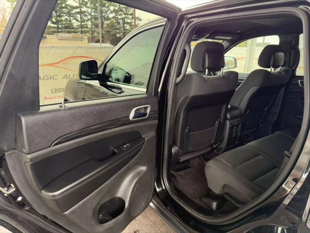 Photo of 2019 Diamond Black Crystal Pearlcoat Jeep Grand Cherokee