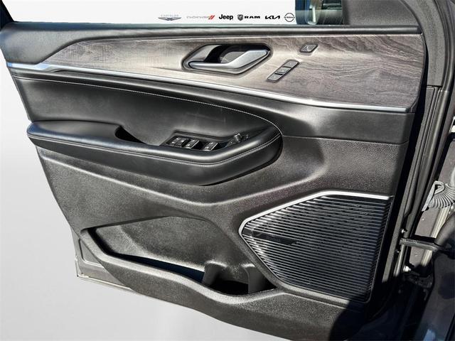 Photo of 2021 Metallic Jeep Grand Cherokee L
