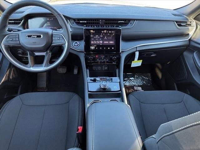 Photo of 2025 Bright White Clearcoat Jeep Grand Cherokee