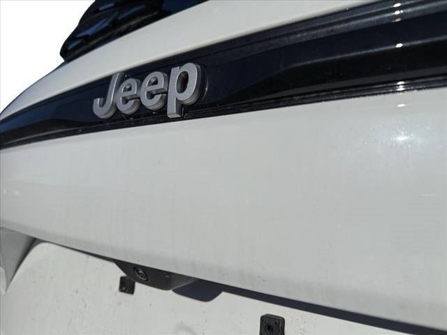 Photo of 2025 Bright White Clearcoat Jeep Grand Cherokee