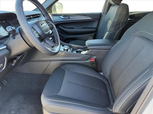 Photo of 2025 Bright White Clearcoat Jeep Grand Cherokee