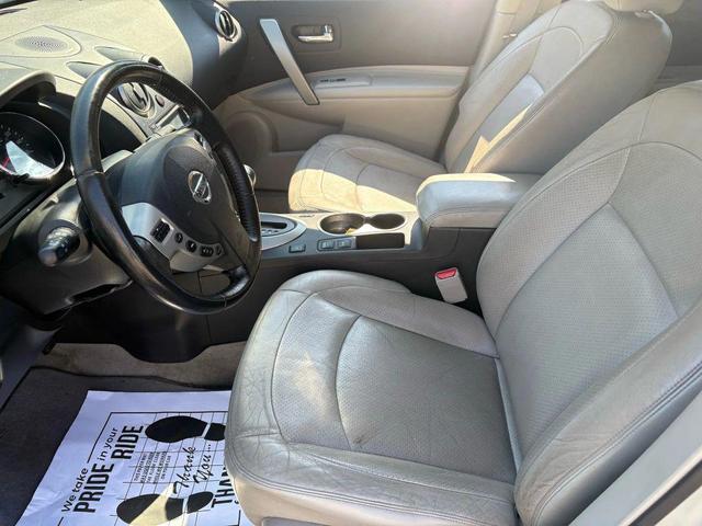 Photo of 2012 Silver Nissan Rogue