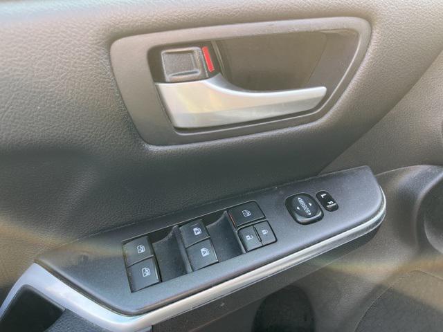 Photo of 2017 Blizzard Pearl Toyota Camry Hybrid