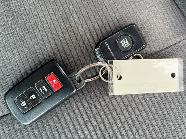 Photo of 2017 Blizzard Pearl Toyota Camry Hybrid