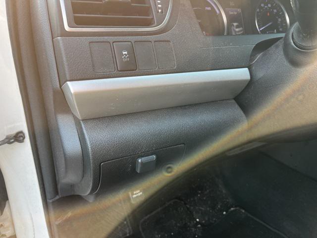 Photo of 2017 Blizzard Pearl Toyota Camry Hybrid