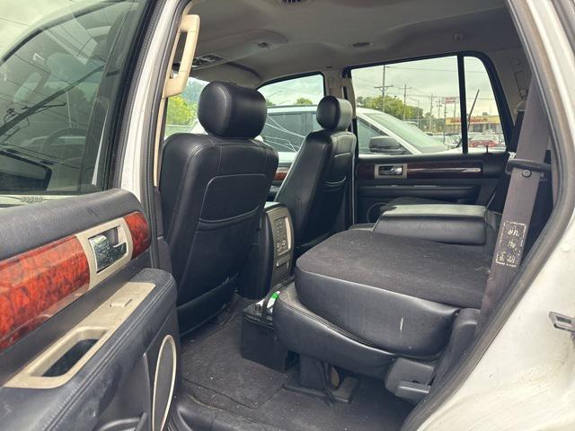 Photo of 2003 Oxford White Clearcoat Lincoln Navigator