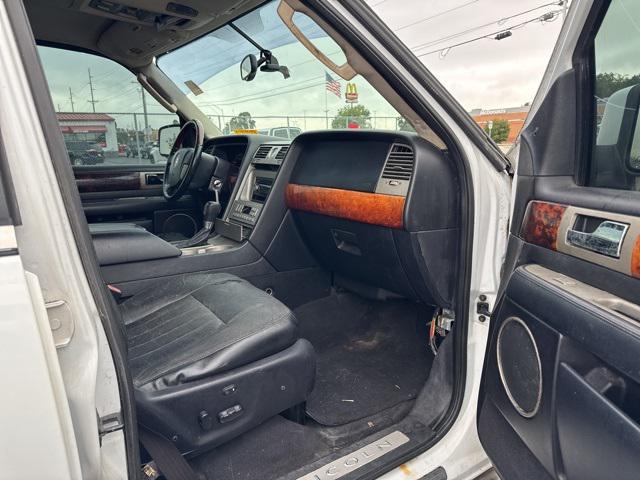 Photo of 2003 Oxford White Clearcoat Lincoln Navigator