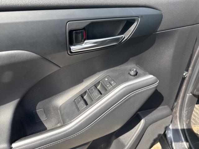Photo of 2022 Magnetic Gray Metallic Toyota Highlander Hybrid