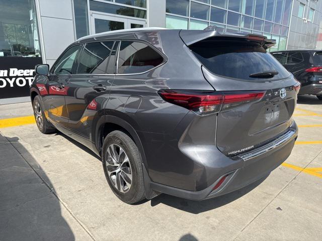 Photo of 2022 Magnetic Gray Metallic Toyota Highlander Hybrid